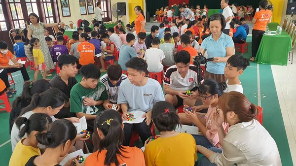 Rubik Community tặng và dạy Rubik cho các bạn nhỏ của Làng trẻ em SOS Việt Nam - SOS Children's Villages Vietnam